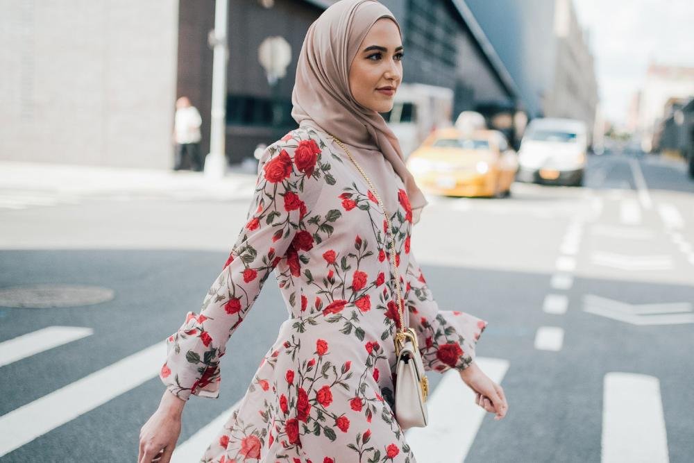 8 Desain Gamis Floral Paling Baru 2025, Siapkan Tampil Sempurna di Hari Lebaran